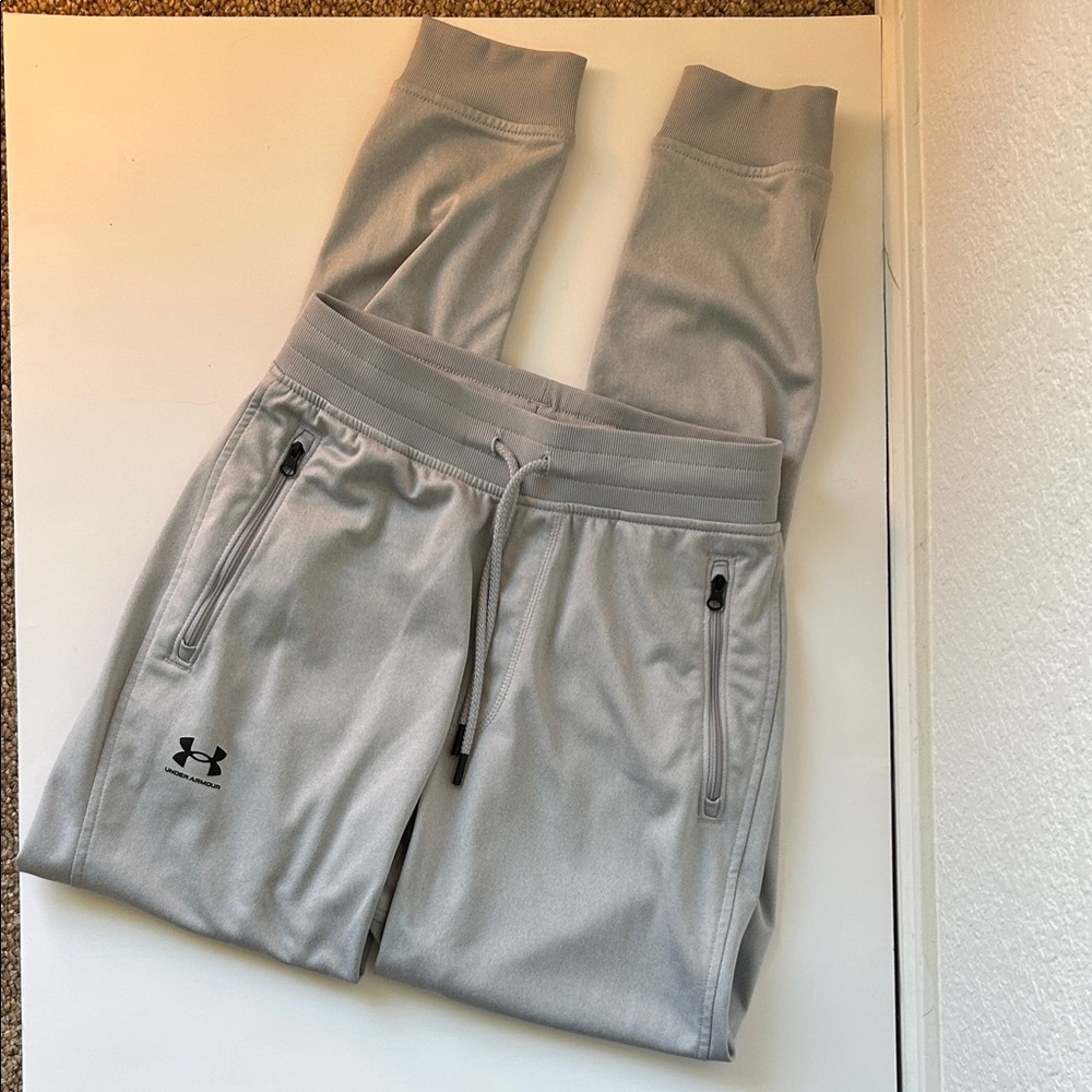 Under Armour Women’s Light Gray Fleece Lined Joggers
Size S - Picture 3 of 11